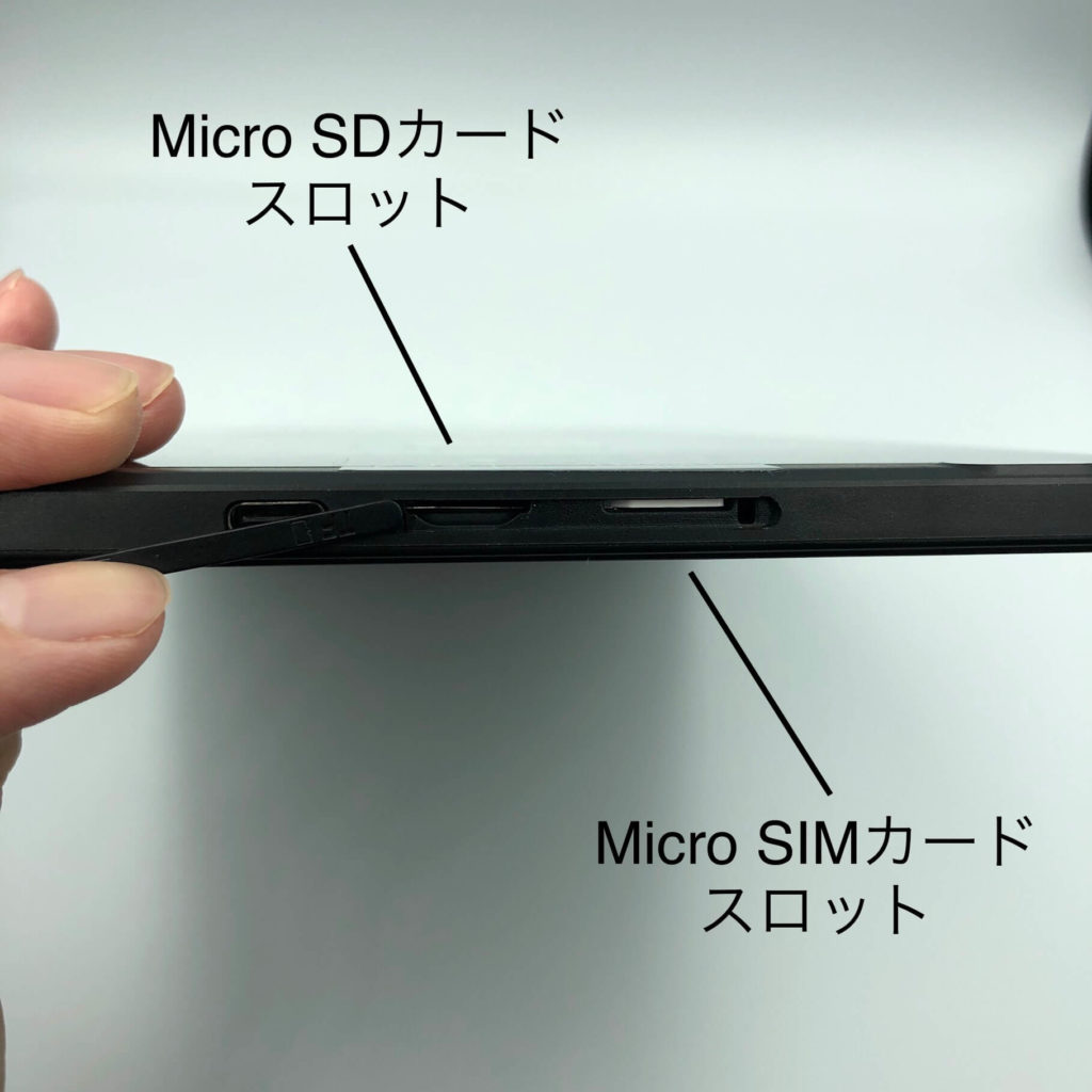 P10HDのカードスロットはカバーで隠されている