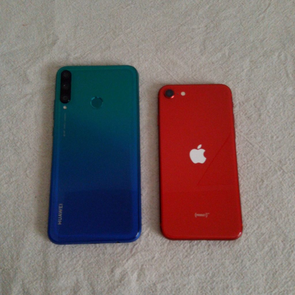 P40 lite EとiPhone SEのサイズ比較①