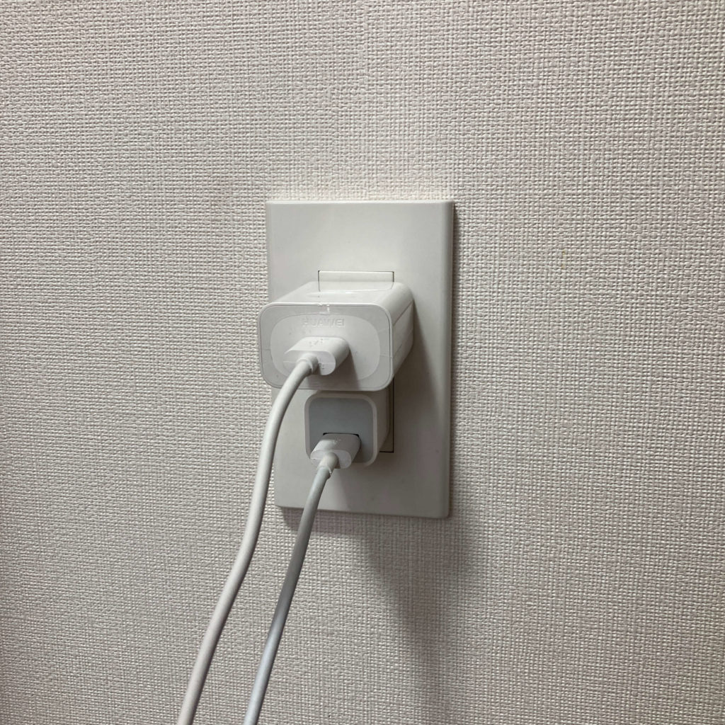 充電器で埋まるコンセント