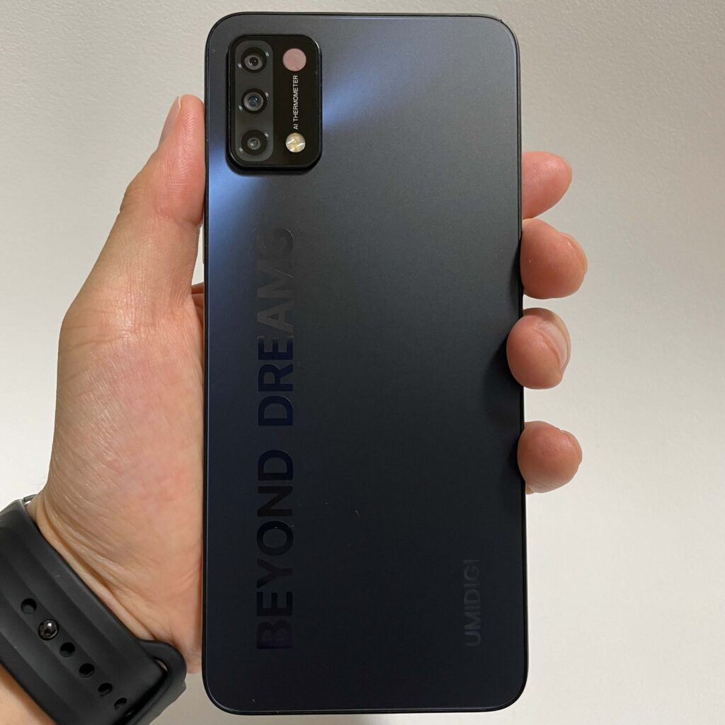 UMIDIGI A11のサイズ感