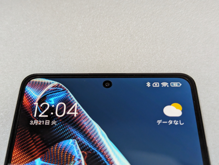 POCO X5 Pro 5Gのインカメラはパンチホールタイプ