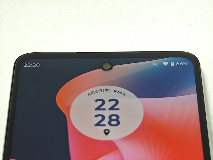 moto g24のインカメラはパンチホールタイプ