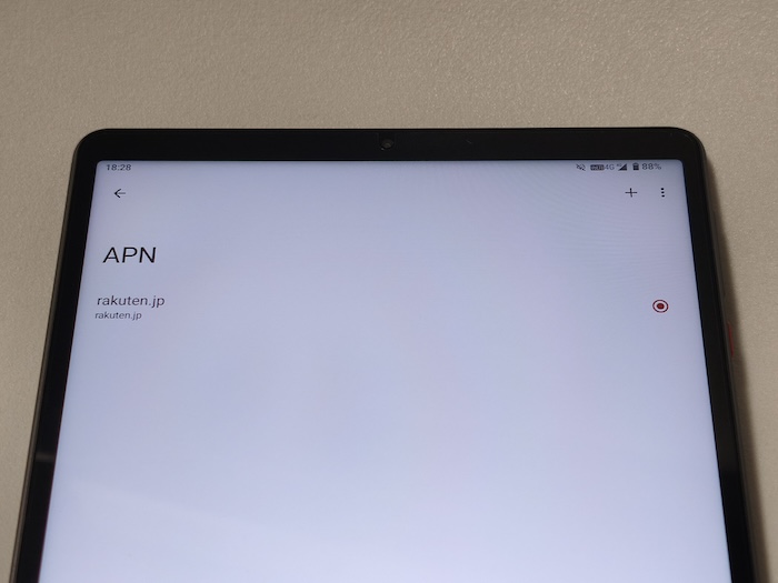Headwolf Titan 1に楽天モバイルのSIMカードを装着