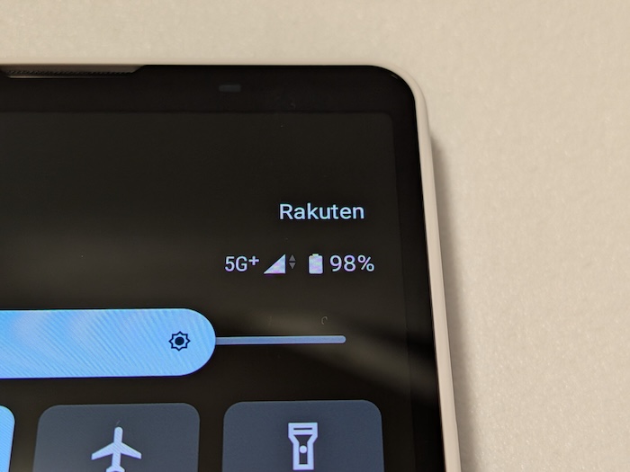 Xperia 10 Ⅶに楽天モバイルのSIMカードを装着