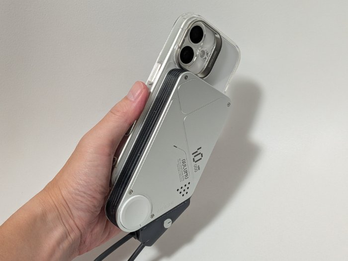 ESR ClassicハイブリッドマグネットケースのMagSafe充電
